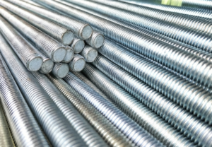 Barras de aço rosqueadas empilhadas em perspectiva, com superfície metálica brilhante e ranhuras uniformes ao longo de toda a extensão.